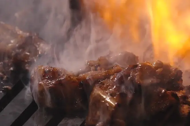 肉を強火で焼いている様子