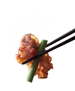箸で挟んだ鶏肉のイメージ写真